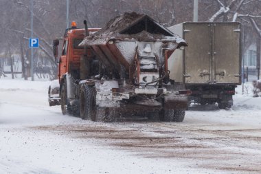Uralsk, Kazakistan (Kazakistan), 12.03.2022 - Kum ve tuz karışımı ile yolları zımparalamak için kullanılan makine, yollardaki kış kayganlığıyla mücadele