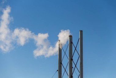 bacadan duman çıkıyor, bina ısıtması, kazan dairesinden çıkan bir boru, doğal gaz, evdeki ısı.