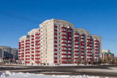 Uralsk, Kazakistan (Kazakistan), 12.03.2022 - Kazakistan 'da bir yerleşim yeri olan Uralsk şehrinde kırmızı balkonlu çok katlı tuğla ev