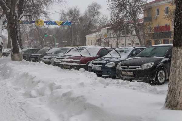 Uralsk Kazakhstan Qazaqstan 2022 Parked Cars Windshield Wipers Snow Blizzard — Fotografia de Stock