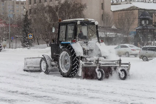 Uralsk Kazajstán Qazaqstan 2022 Extracción Nieve Por Tractor Ciudad Uralsk — Foto de Stock