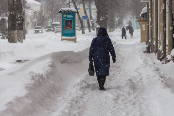 Uralsk Cazaquistão Qazaqstan 2022 Nevasca Neve Cidade Pessoas Andam Uma — Fotografia de Stock