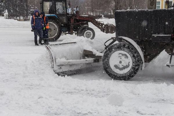 Uralsk Kazakhstan Qazaqstan 2022 Tractors Clear Sidewalk Road Snow Snowblower — Foto de Stock