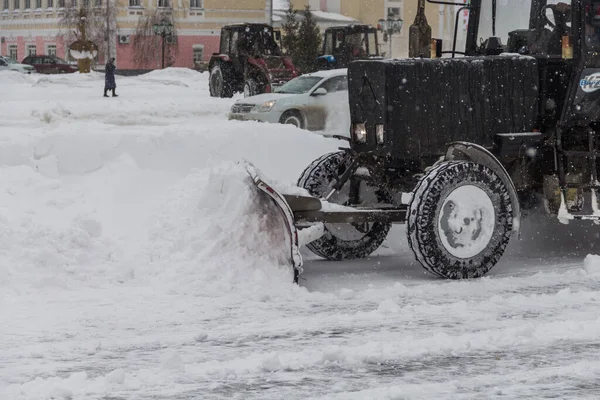 Uralsk Kazahsztán Qazaqstan 2022 Traktor Megtisztítja Utat Hótól Hófúvó Utak — Stock Fotó
