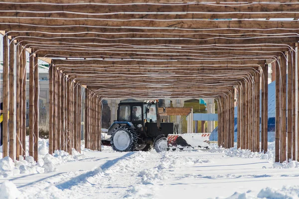 Uralsk Cazaquistão Qazaqstan 2022 Arco Decorativo Feito Madeira Praça Central — Fotografia de Stock