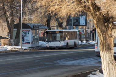 Uralsk, Kazakistan (Kazakistan), 23.03.2022 - 5 numaralı servis otobüsü Kazakistan 'daki otobüs durağında duruyor