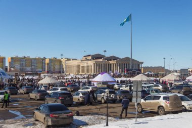 Uralsk, Kazakistan, 22.03.2022 - Kazakistan 'da ulusal bahar tatili, Nazarbayev Meydanı' nda bir kalabalık, Uralsk şehrinde 