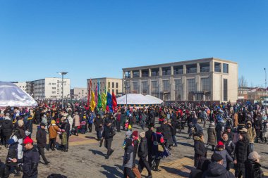 Uralsk, Kazakistan (Kazakistan), 22.03.2022 - Kazakistan 'da bahar tatili Nauryz, tatilde bir grup insan, Kazak yeni yılı, Kazakistan' da bahar tatili