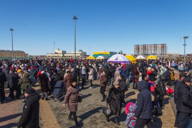 Uralsk, Kazakistan (Kazakistan), 22.03.2022 - Kazakistan 'da bahar tatili Nauryz, tatilde bir grup insan, Kazak yeni yılı, Kazakistan' da bahar tatili