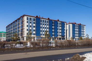Uralsk, Kazakistan (Kazakistan), 22.03.2022 - Yeni inşa edilen apartman, Kazakistan 'ın Uralsk şehrinde yeni modern konut, çok katlı yeni ev