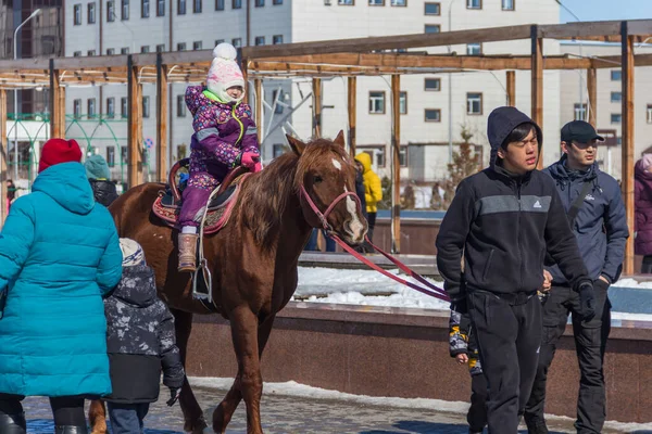 Ouralsk Kazakhstan Qazaqstan 2022 Petit Enfant Monte Cheval Homme Conduit — Photo