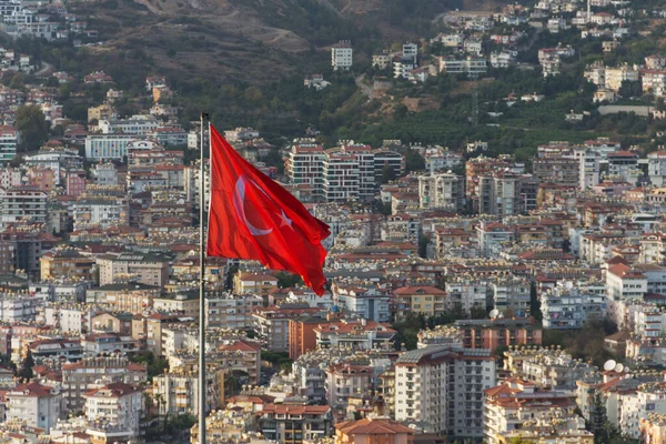 Türkiye, Alanya, 30.08.2021: Alanya üzerinde dalgalanan Türk bayrağı