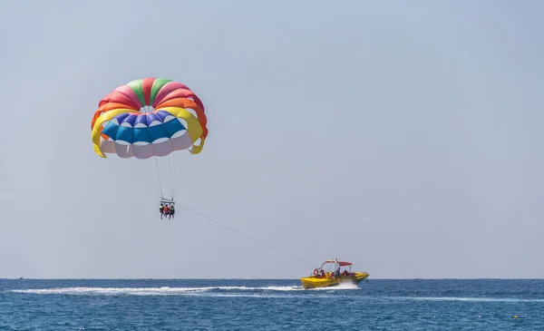 Turquia Alanya Lado 2021 Entretenimento Extremo Turistas Paraquedas Escalam Uma — Fotografia de Stock