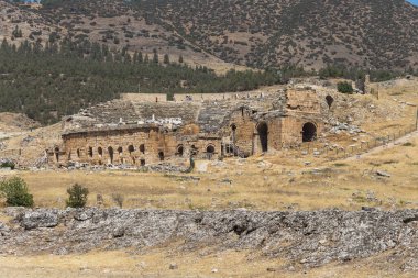 Türkiye, Denizli, 29.08.2021: Türkiye 'deki Hierapolis Roma amfitiyatrosu. Antik tiyatronun kalıntıları.