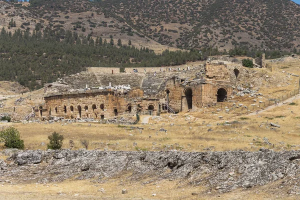 Türkiye, Denizli, 29.08.2021: Türkiye 'deki Hierapolis Roma amfitiyatrosu. Antik tiyatronun kalıntıları.