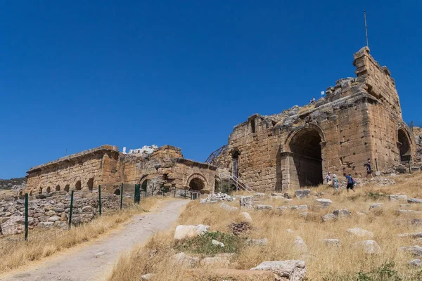 Türkiye, Denizli, 29.08.2021: Türkiye 'deki Roma antik amfitiyatrosu, dış görünüm. Türkiye 'de Seyahat.