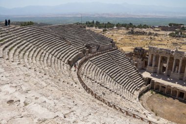 Türkiye, Denizli, 29.08.2021: Hierapolis, Türkiye 'deki Roma antik amfitiyatrosu. Eski harabeler. Türkiye 'de Seyahat.