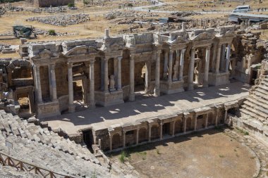 Türkiye, Denizli, 29.08.2021: Hierapolis, Türkiye 'deki Roma antik amfitiyatrosu. Kolezyum 'un kalıntıları. Mermerden heykeller ve sütunlar. Türkiye 'de Seyahat.