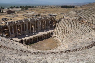 Türkiye, Denizli, 29,08.2021: Hierapolis, Türkiye 'de Roma amfitiyatrosu. Kolezyum 'un kalıntıları. Antik Hindi Pamukkale tiyatrosu. Türkiye 'de Seyahat.