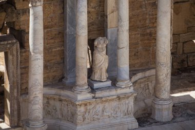 Türkiye, Denizli, 29,08.2021: Hierapolis, Türkiye 'deki Roma amfitiyatrosunun antik kalıntıları. Colosseum 'un heykeli ve sütunları. Pamukkale 'deki antik tiyatro. Türkiye 'de Seyahat.