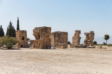 Türkiye, Denizli, 29,08.2021: Antik Yunan-Roma kenti Hierapolis 'in kalıntıları, Türkiye' de antik bir kentin kalıntıları. Türkiye 'de Seyahat.