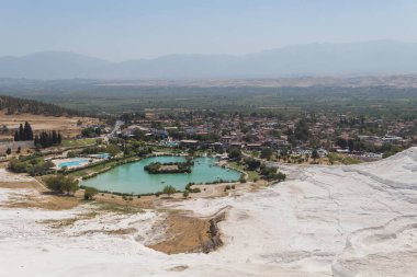 Türkiye, Denizli, 29,08.2021: Pamukkale yakınlarında mavi göl. Türkiye 'de Seyahat.