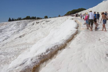 Türkiye, Denizli, 29,08.2021: Pamukkale, Türkiye 'de Pamukkale' de turist kalabalığı, Pamukkale geçitleri insanlarla dolu. Dağ suyu travertinin yamaçlarından akar. Türkiye 'ye Seyahat.