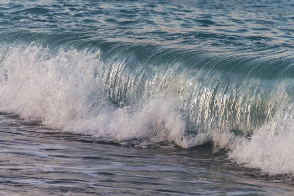 蓝色海浪 有白色泡沫 起泡的海浪 海浪汹涌 海浪汹涌 大海汹涌 — 图库照片