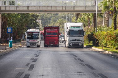 Türkiye, 30.08.2021: Ağır kamyonlar ve Türkiye 'de bir otoyolda otobüs yolculuğu. Türk karayolları boyunca kamyonlar ve otobüsler akın ediyor. Türkiye 'ye git. Türkiye üzerinden Taşımacılık
