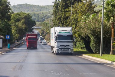 Türkiye, 30.08.2021: Türkiye 'de bir otoyolda ağır kamyonlar sürüyor. Türk yollarında kamyonlar koşuşturuyor. Türkiye 'ye git. Türkiye üzerinden Taşımacılık