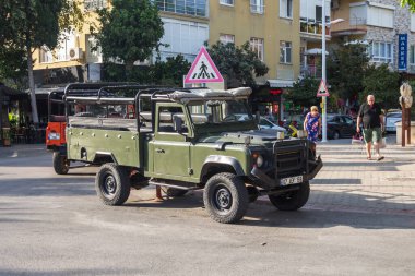 Türkiye, Alanya, 30.08.2021: Alanya 'daki Keşif Aracı (Türkiye). Şehir turu için off-road açık kamyonet.
