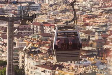 Türkiye, Alanya, 30.08.2021: Alanya (Türkiye) üzerinde kablolu otomobil. Fünikülerin üzerindeki dağlara tırman. Türkiye 