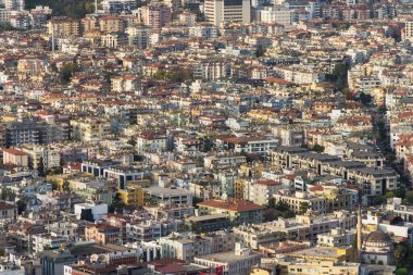 Türkiye, Alanya, 30.08.2021: Kuşbakışı bakıldığında Alanya (Türkiye) şehri. Yoğun nüfuslu bir şehir. Türkiye 'ye Seyahat.