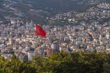 Türkiye, Alanya, 30.08.2021: Alanya üzerinde dalgalanan Türk bayrağı