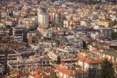 Türkiye, Alanya, 30.08.2021: Kuşbakışı bakıldığında Alanya (Türkiye) şehri. Yoğun nüfuslu bir şehir. Türkiye 'ye Seyahat.