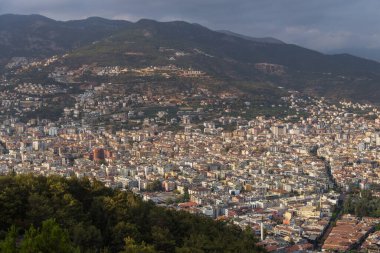 Türkiye, Alanya, 30.08.2021: Kuşbakışı bakıldığında Alanya (Türkiye) şehri. Uzakta 