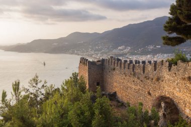 Türkiye, Alanya, 30,08.2021: Seljuk dönemi kalesi, Türkiye 'de Akdeniz' e bakan dev bir savunma duvarı