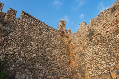 Türkiye, Alanya, 30.08.2021: Türkiye 'deki ortaçağ taş kale duvarı