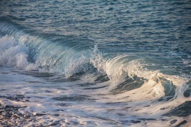 Gün batımında güzel deniz dalgaları. Gelgit deliği. Deniz kargaşası