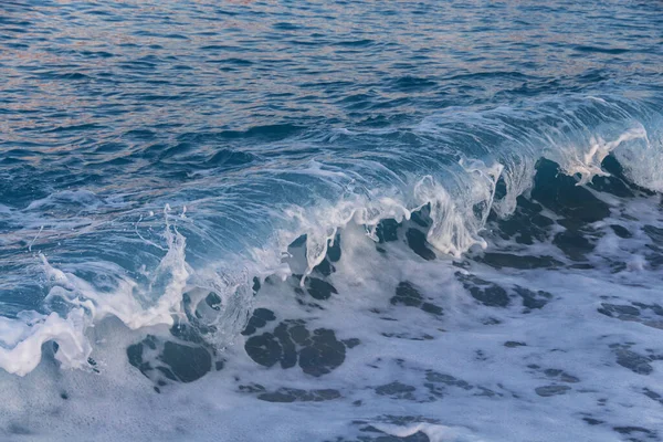 Prachtige Zee Golven Bij Zonsondergang Getijdenboring Onrust Zee — Stockfoto