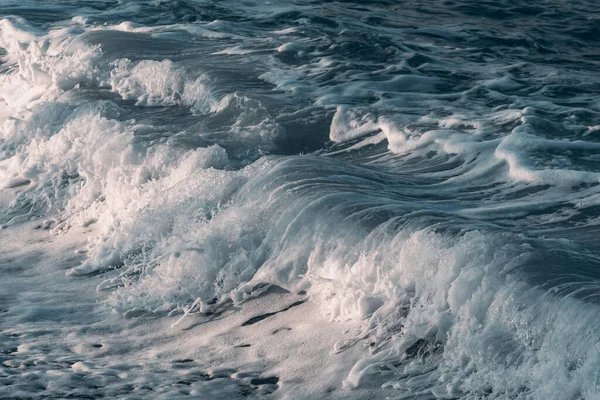 Prachtige Zee Golven Bij Zonsondergang Getijdenboring Onrust Zee — Stockfoto