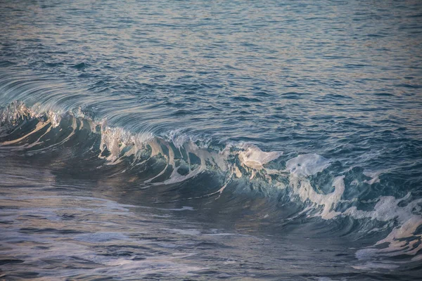 Prachtige Zee Golven Bij Zonsondergang Getijdenboring Onrust Zee — Stockfoto