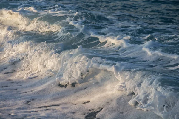 Blauwe Zee Golf Met Wit Schuim Zee Water Plons Getij — Stockfoto