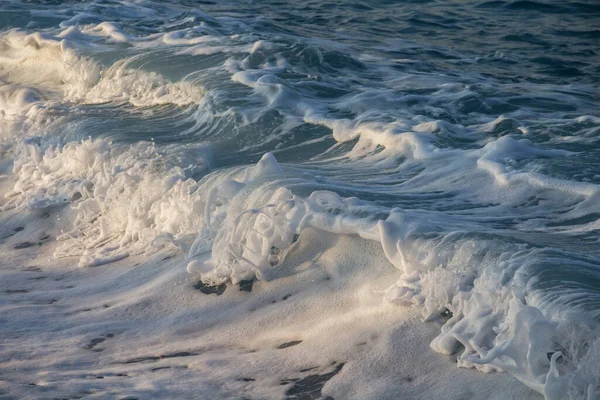 蓝色海浪 有白色泡沫 珊瑚海 — 图库照片