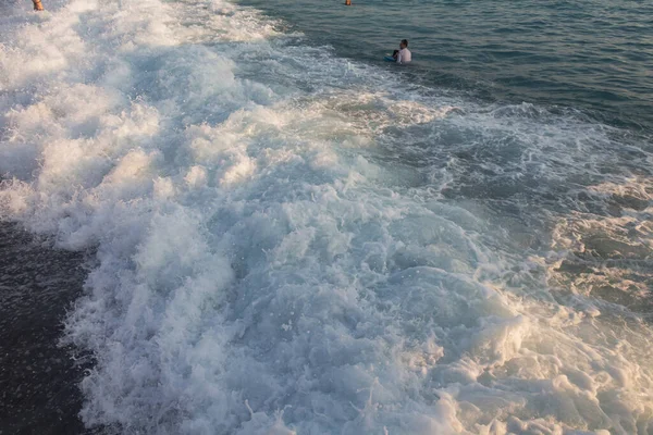 Turkiye 2021 Bubbelend Zeewater Met Schuim Mensen Zwemmen Zee — Stockfoto