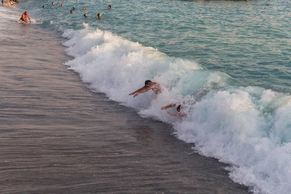 Turkiye 2021 Gente Nada Mar Bucea Después Ola Gente Regocija — Foto de Stock