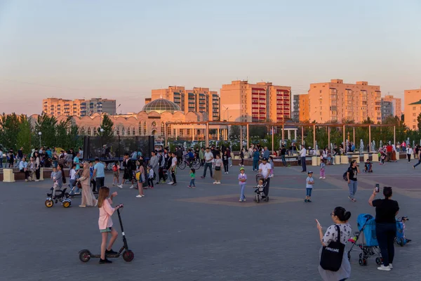 Uralsk Kazachstan Qazaqstan 2022 Avonds Lopen Mensen Het Plein Dat — Stockfoto