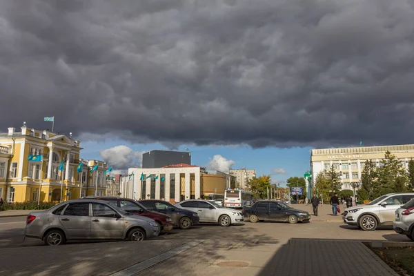 乌拉尔斯克 哈萨克斯坦 Qazaqstan 2016年10月11日 乌拉尔斯克市上空乌云 晴朗的白昼和乌云 晴天雨前云彩 — 图库照片