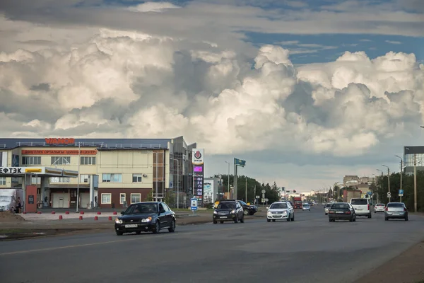 Ouralsk Kazakhstan Qazaqstan 2022 Beaux Cumulus Moelleux Dans Ville Trafic — Photo
