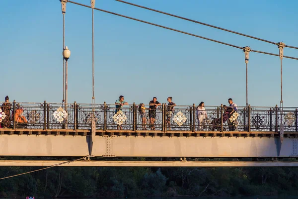 Uralsk Kazakhstan Qazaqstan 2022 People Meet Sunset Pedestrian Bridge City — Stock Photo, Image